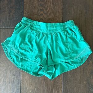 lululemon Women’s Size 6 Kelly Green Low rise Hotties 2.5 inseam Athletic Shorts